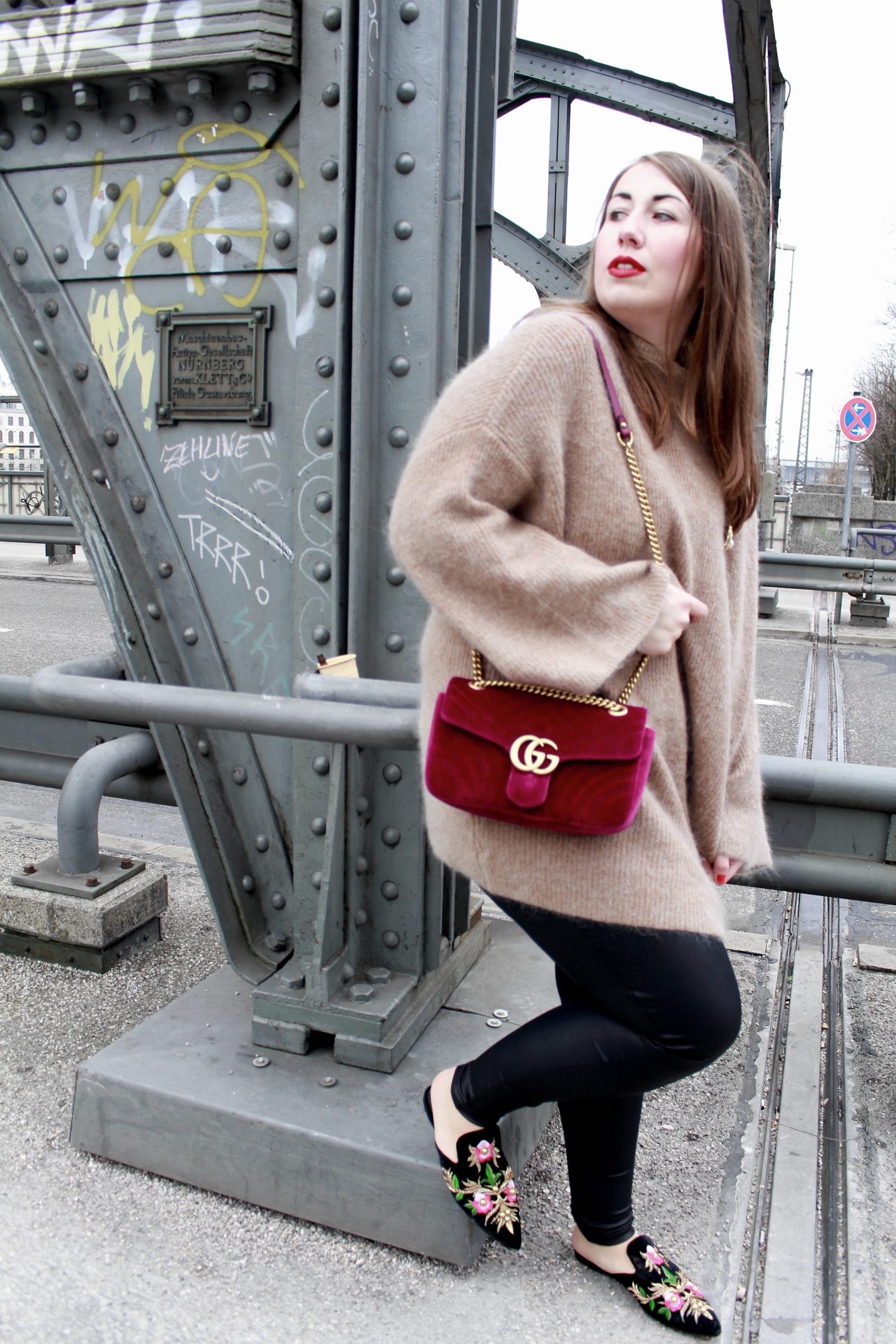 miss-suzie-loves-gucci-marmont-velvet-tasche-brosche-hm-mohair-pullover-winter-outfit