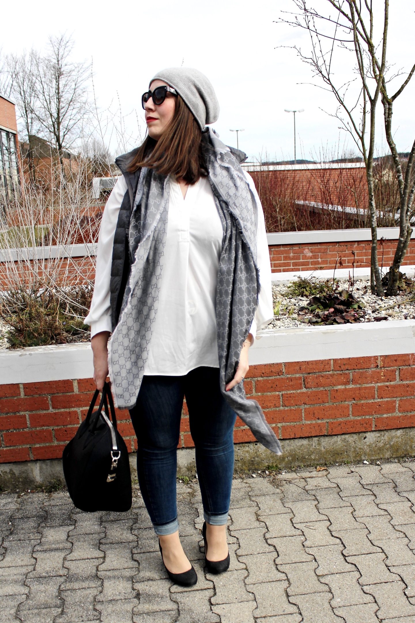 outfit-laessiger-streetstyle-daunenweste-steppweste-jeanshose-givenchy-antigona-bag-sportlicher-look-samtpumps-susanne-heidebach-misssuzieloves-fashionblogger-münchen-backsteinmauer-curvyblogger-weiße-bluse-gucci-schal