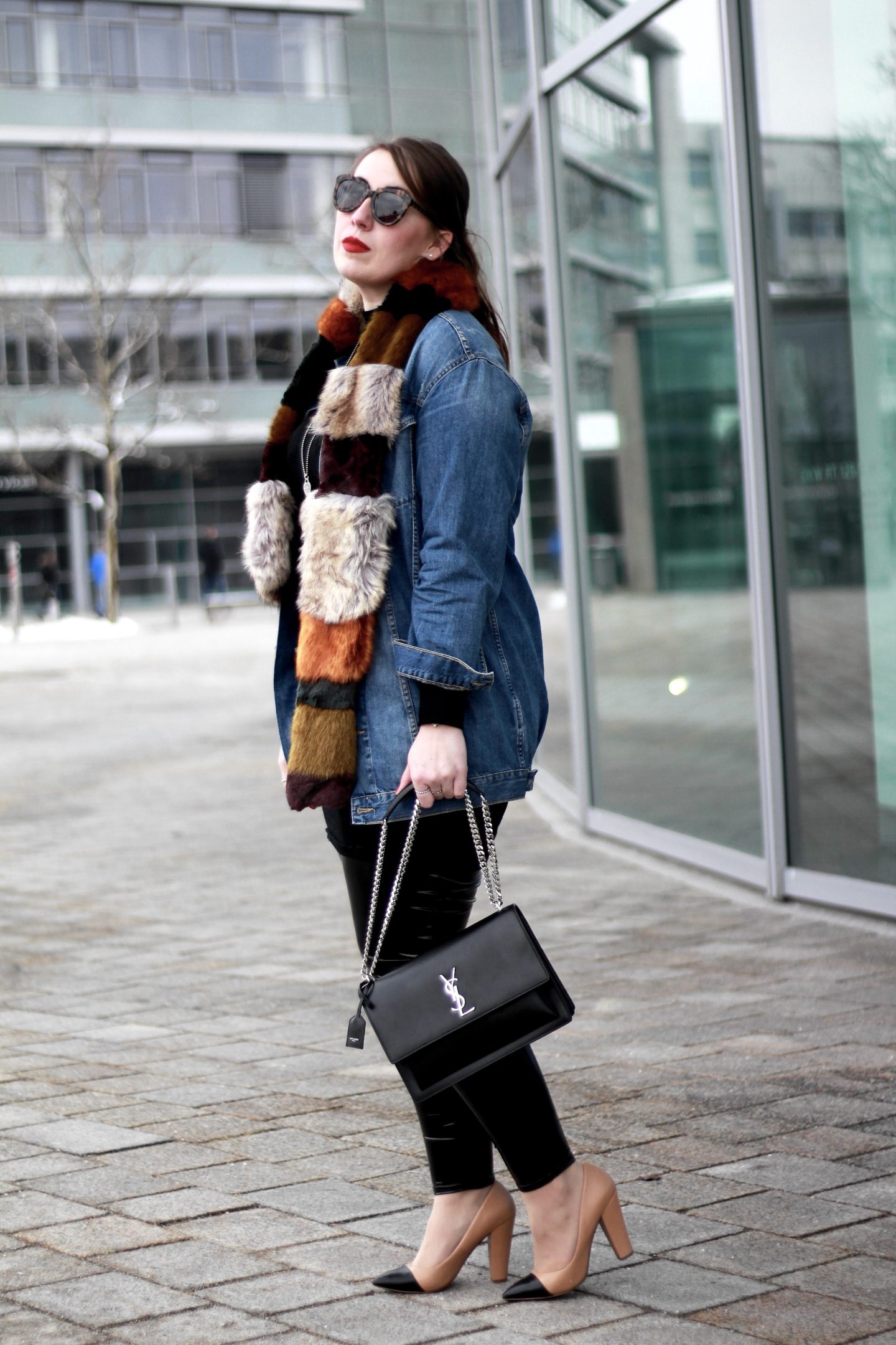 outfit-lässiger-streetstyle-oversize-jeansjacke-vinyl-hose-vinyl-lacklederhose-fake-fur-schal-ysl-saint-laurent-sunset-bag-zara-pumps-karen-walker-sunglasses-susanne-heidebach-misssuzieloves-miss-suzie-loves-fashionblogger-modeblogger-curvyblogger-münchen-museum-mobile-ingolstadt