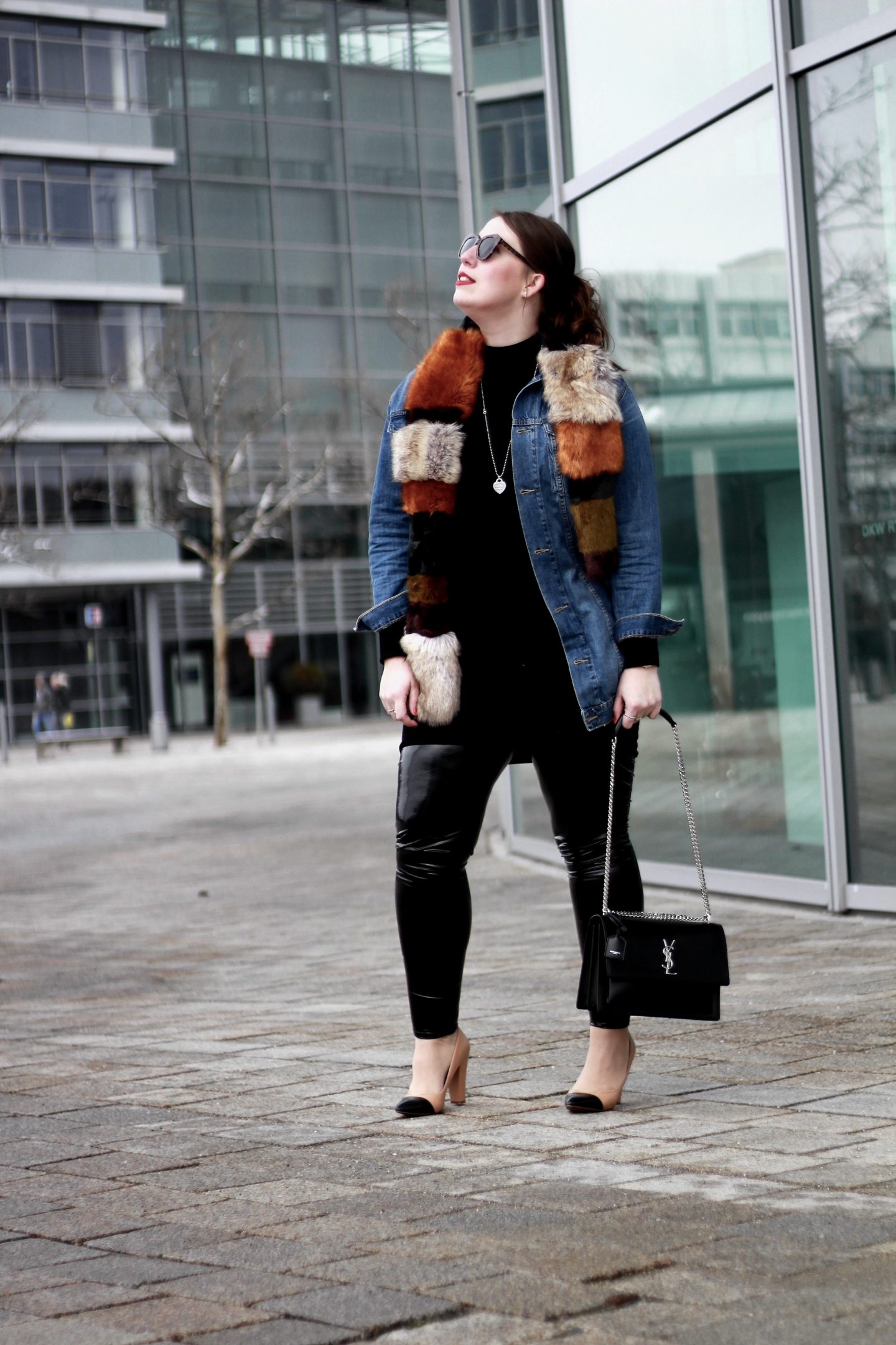 outfit-lässiger-streetstyle-oversize-jeansjacke-vinyl-hose-vinyl-lacklederhose-fake-fur-schal-ysl-saint-laurent-sunset-bag-zara-pumps-karen-walker-sunglasses-susanne-heidebach-misssuzieloves-miss-suzie-loves-fashionblogger-modeblogger-curvyblogger-münchen-museum-mobile-ingolstadt