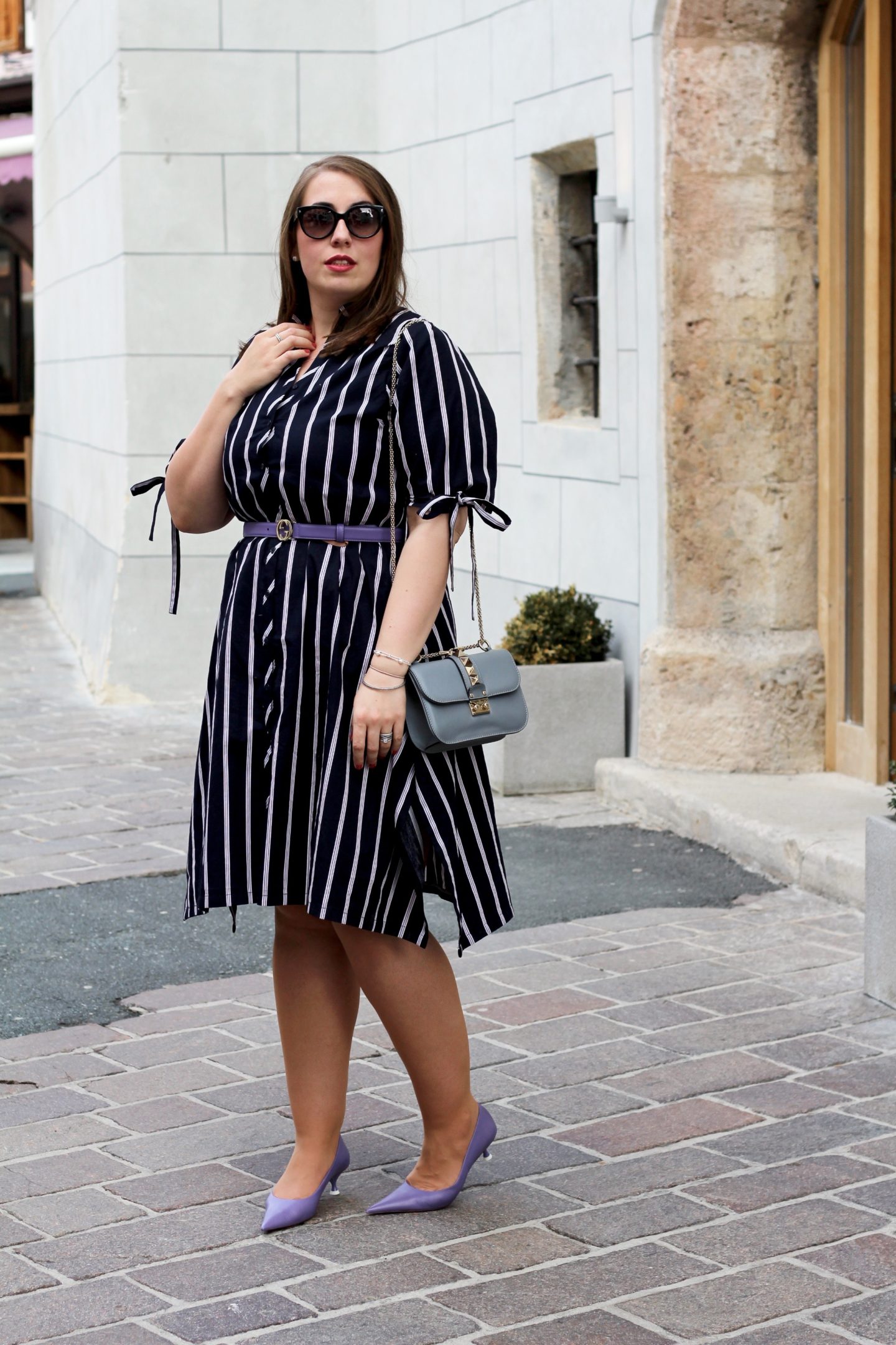 trend-blusenkleid-streifenkleid-leinenkleid-sommerkleid-hemdblusenkleid-baumwollkleid-büro-outfit-valentino-glam-lock-bag-susanne-heidebach-miss-suzie-loves-fashionblogger-curvyblogger-flieder-trendfarbe-gucci-gürtel-stefanel-plussize-blogger-midikleid-prada-sonnenbrille-kitzbühel-fotoshooting-modeblogger-blusenkleider