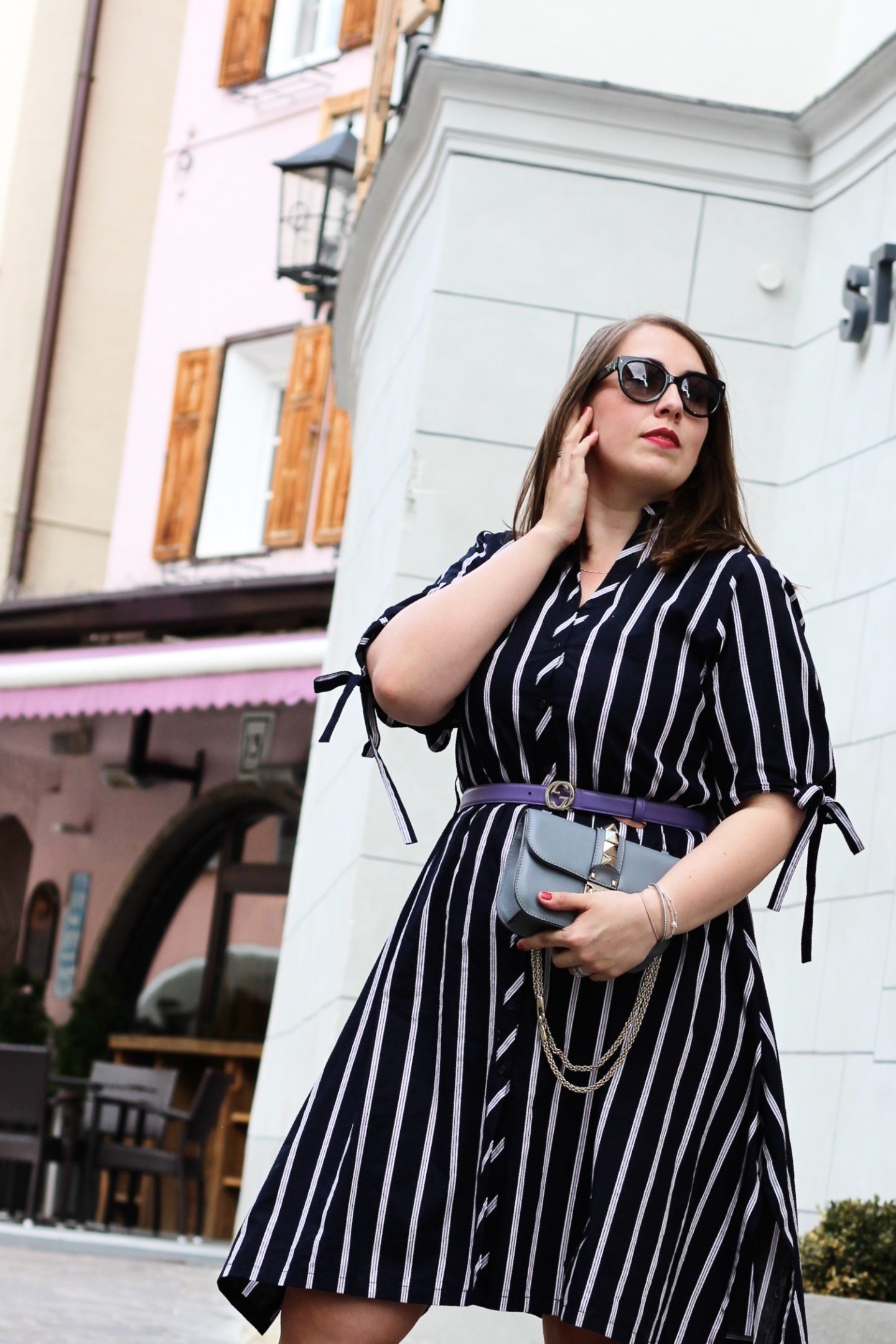 trend-blusenkleid-streifenkleid-leinenkleid-sommerkleid-hemdblusenkleid-baumwollkleid-büro-outfit-valentino-glam-lock-bag-susanne-heidebach-miss-suzie-loves-fashionblogger-curvyblogger-flieder-trendfarbe-gucci-gürtel-stefanel-plussize-blogger-midikleid-prada-sonnenbrille-kitzbühel-fotoshooting-modeblogger-blusenkleider