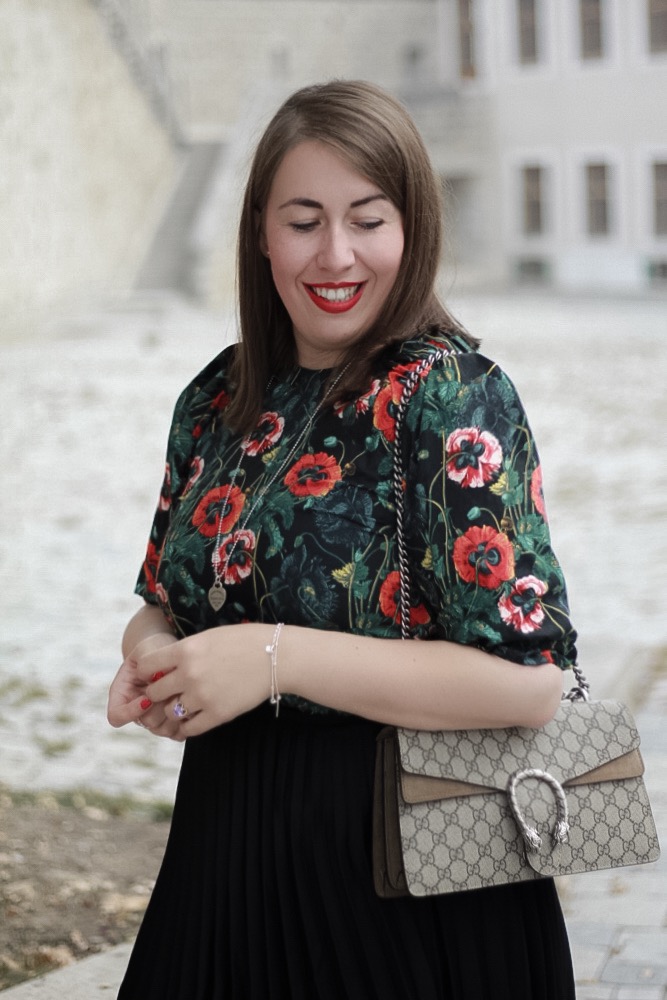 Herbstblumen-Ueber-die-kleinen-Dinge-im-Leben-Miss-Suzie-Loves-Susanne-Heidebach-Herbstoutfit-Herbstlook-Gucci-Dionysus-Mohnblumen-Curvyblogger