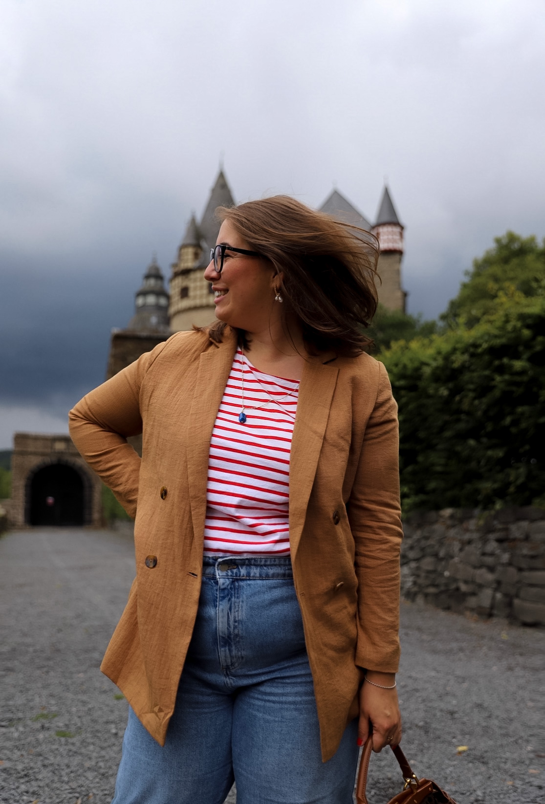 Parisienne-Style-French-Chic-Outfit-Tipps-Breton-Shirt-Streifenshirt-Ringelshirt-Momjeans-Vintage-Fendi-Peekaboo-Leinen-Bag-Leinenblazer-Mom-Jeans_Miss-Suzie-Loves