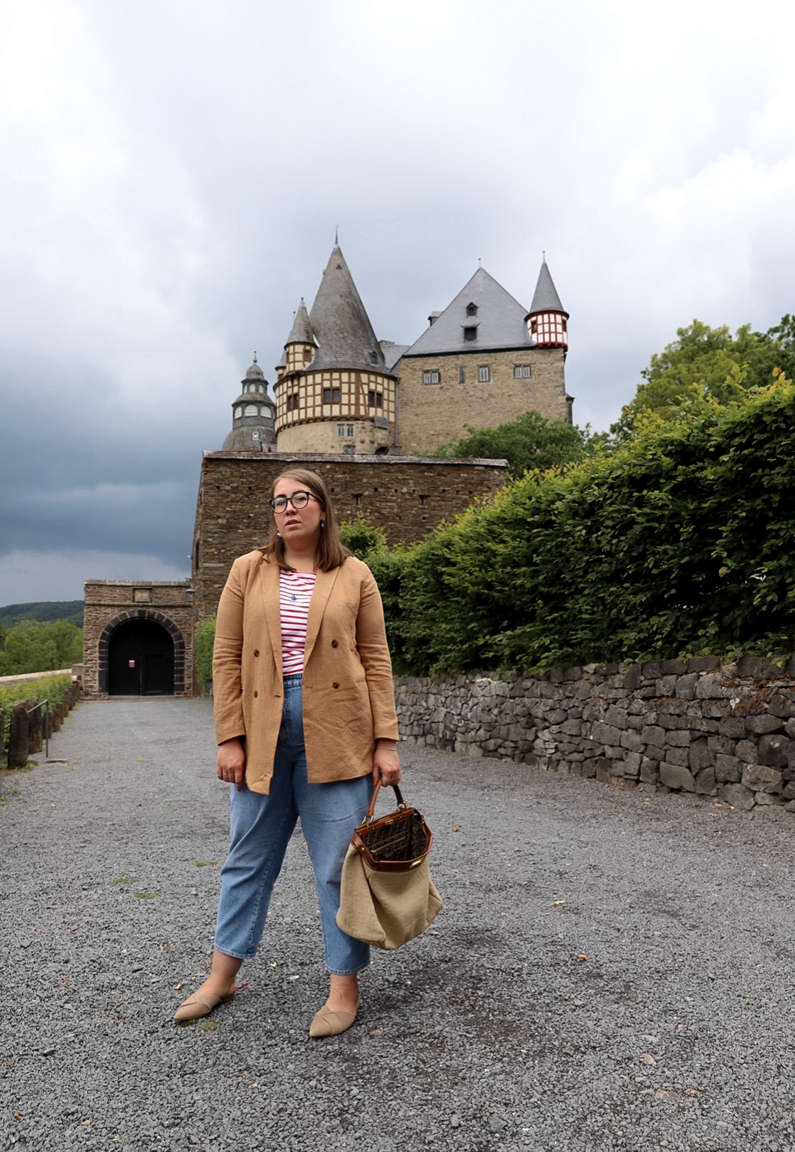 Parisienne-Style-French-Chic-Outfit-Tipps-Breton-Shirt-Streifenshirt-Ringelshirt-Momjeans-Vintage-Fendi-Peekaboo-Leinen-Bag-Leinenblazer-Mom-Jeans_Miss-Suzie-Loves