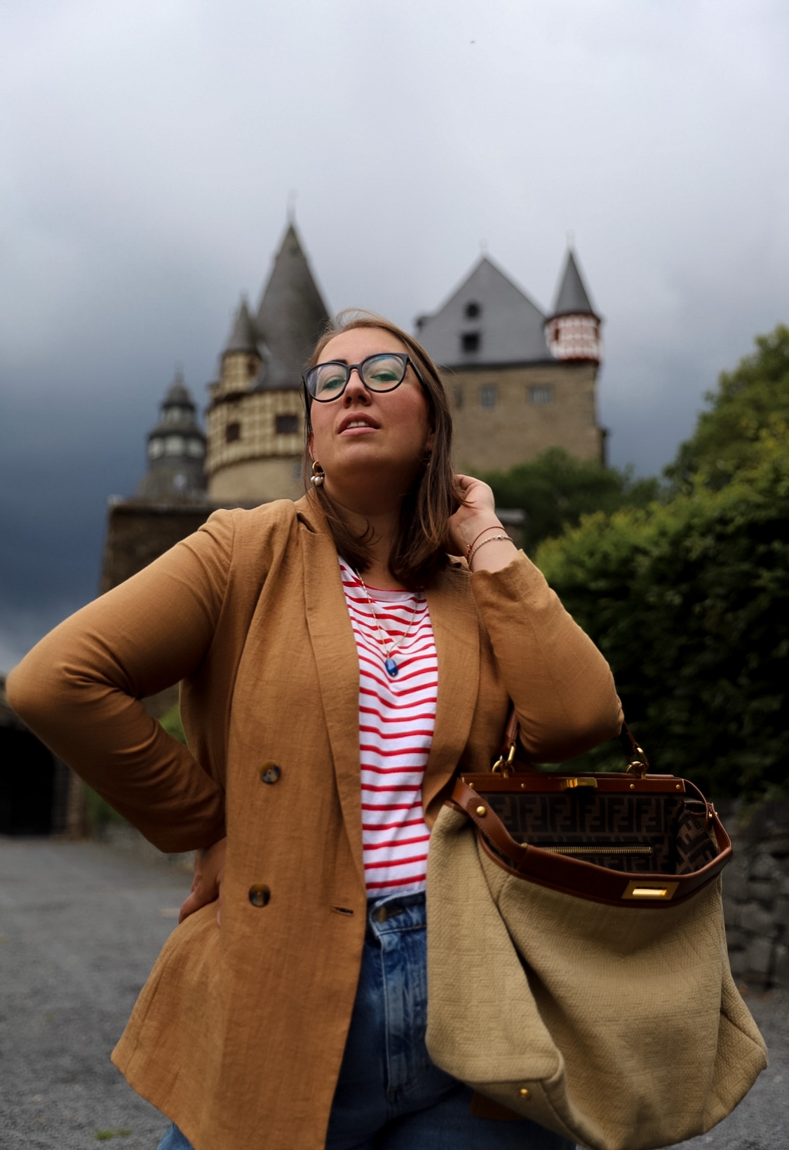 Parisienne-Style-French-Chic-Outfit-Tipps-Breton-Shirt-Streifenshirt-Ringelshirt-Momjeans-Vintage-Fendi-Peekaboo-Leinen-Bag-Leinenblazer-Mom-Jeans_Miss-Suzie-Loves