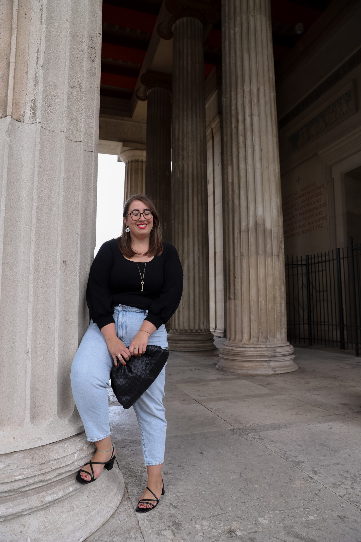 Daily-Uniform-Nie-wieder-nichts-anzuziehen-Minimalistischer-Casual-Look-Ayen-Shirt-Momjeans-Bottega-Veneta-Pouch-misssuzieloves-Susanne-Heidebach-Königsplatz-Plussizeblogger-Germany